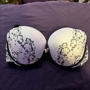 Victoria's Secret Floral Lace Bra - Black and White